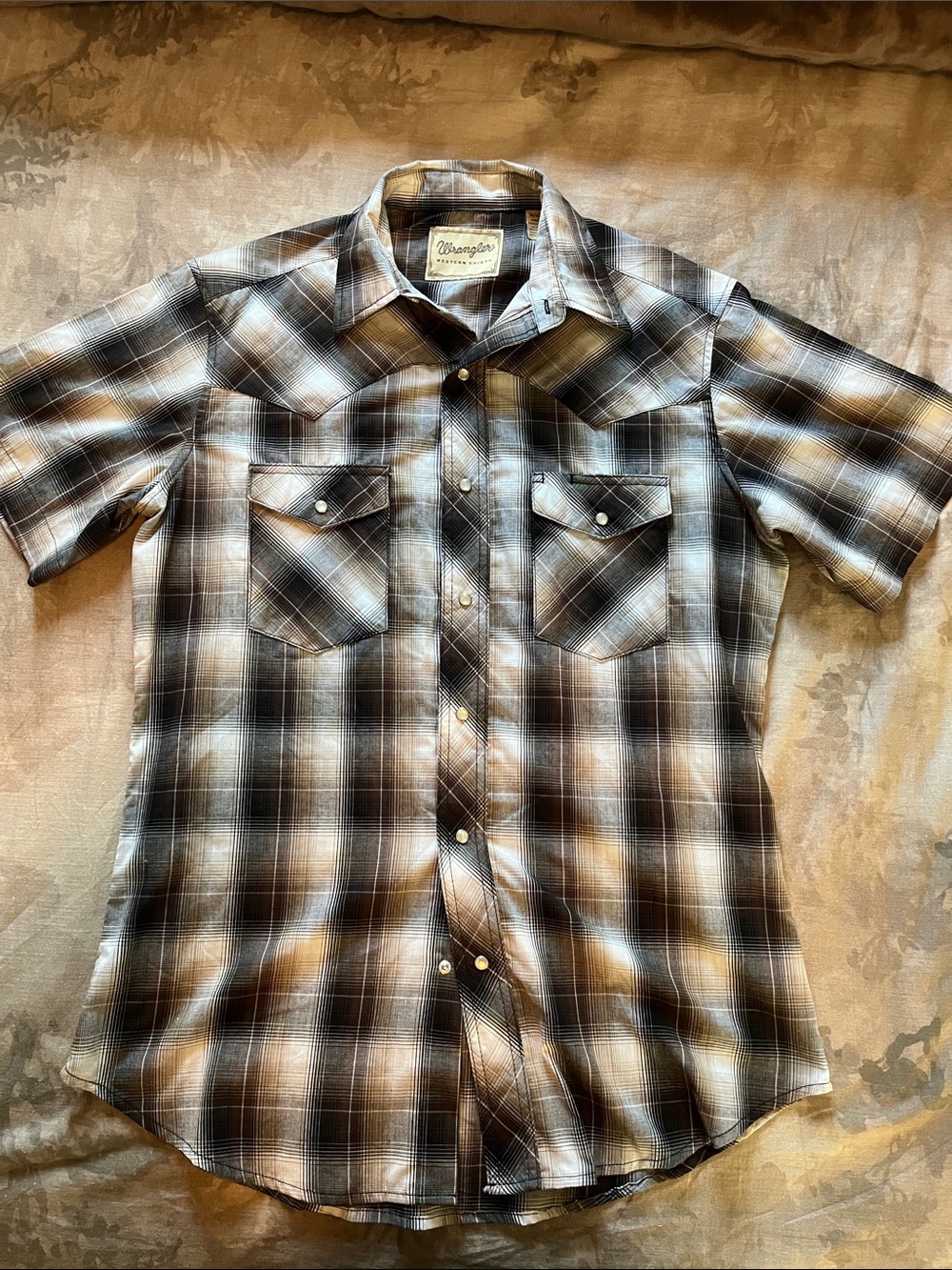 Wrangler Western Shirts Short-Sleeve Plaid Button-Up Shirt in Brown and Black
